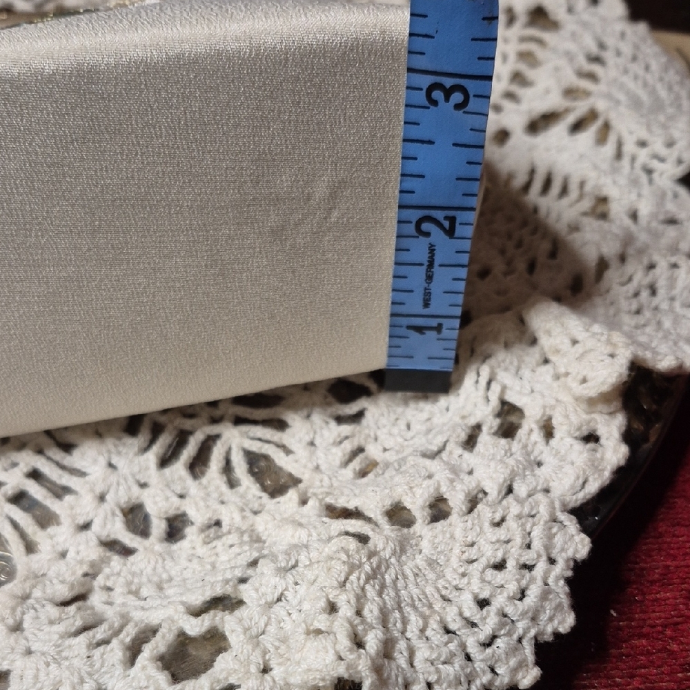 Elegant Ivory Embroidered Frame Clutch - Picture 7 of 7